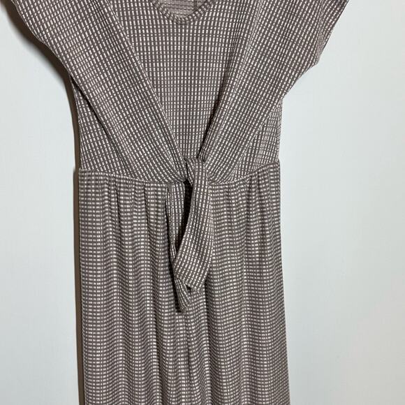 Tan And White V-Neck Lightweight Jumpsuit Sz M - Picture 5 of 8